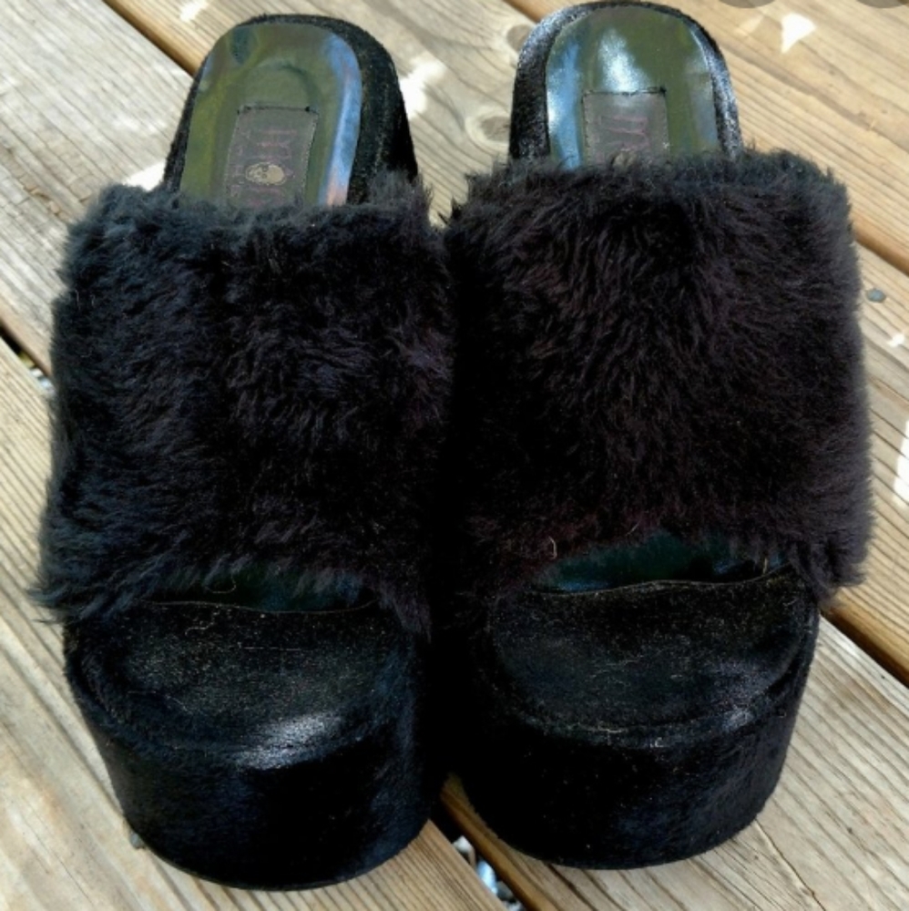 Wanting Morbid Threads Sandals